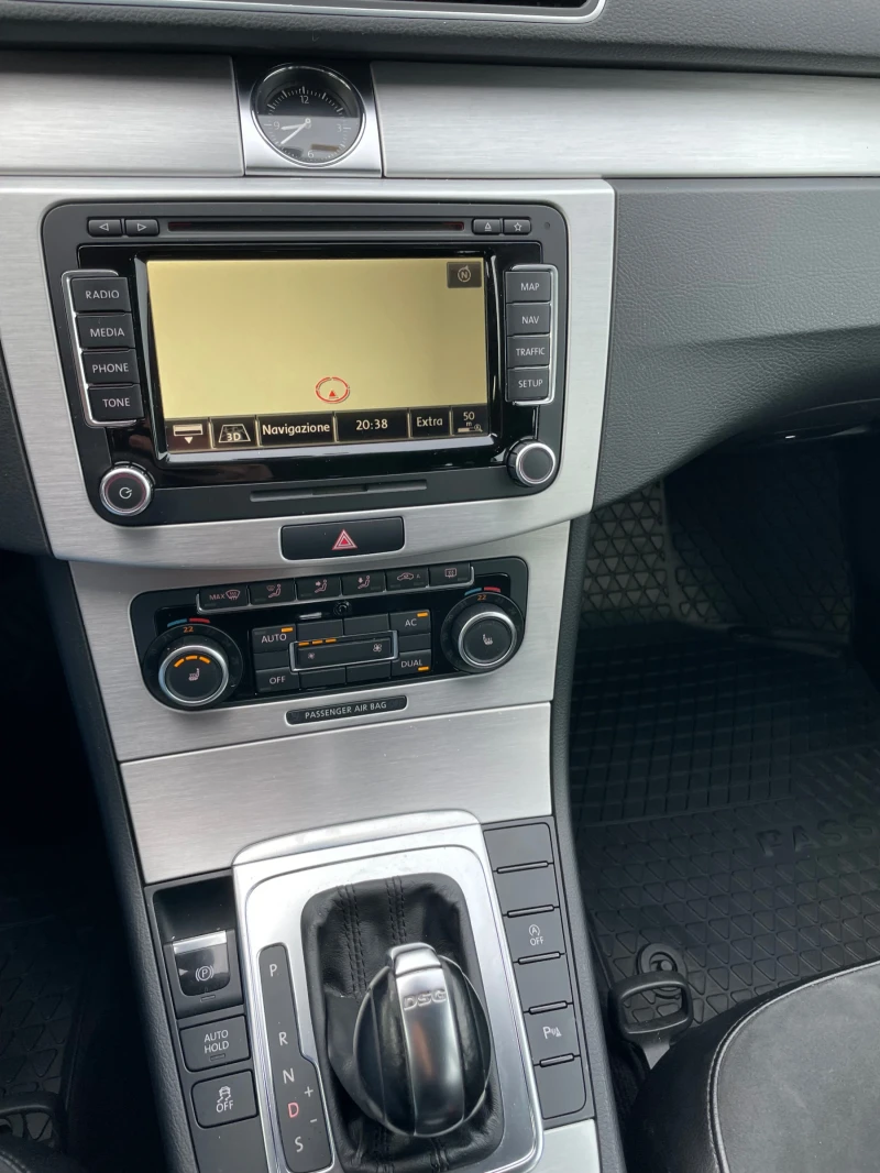VW Passat 2.0TDI/DSG/КОЖА/NAVI/ПОДГРЕВ/Сервизна История/, снимка 15 - Автомобили и джипове - 53261372