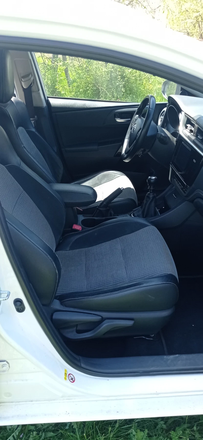 Toyota Auris, снимка 6 - Автомобили и джипове - 53726121