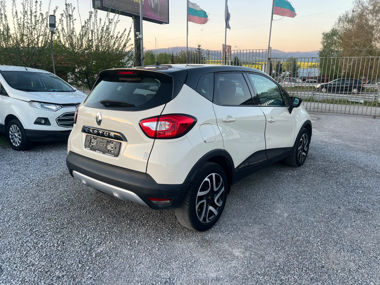 Renault Captur 1.5cdi Avtomat kamera Nav Euro6, снимка 4 - Автомобили и джипове - 54323993