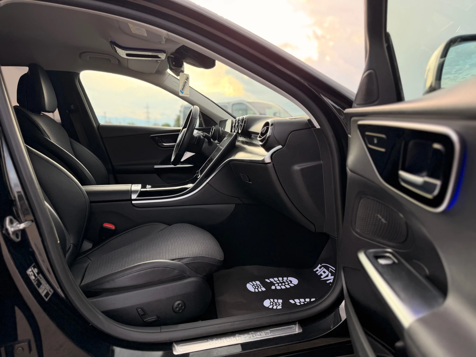 Mercedes-Benz C 220 d= 63 AMG= 9G-TRONIC= DISTRONIC= KEY FREE= CAMERA=, снимка 11 - Автомобили и джипове - 54825400