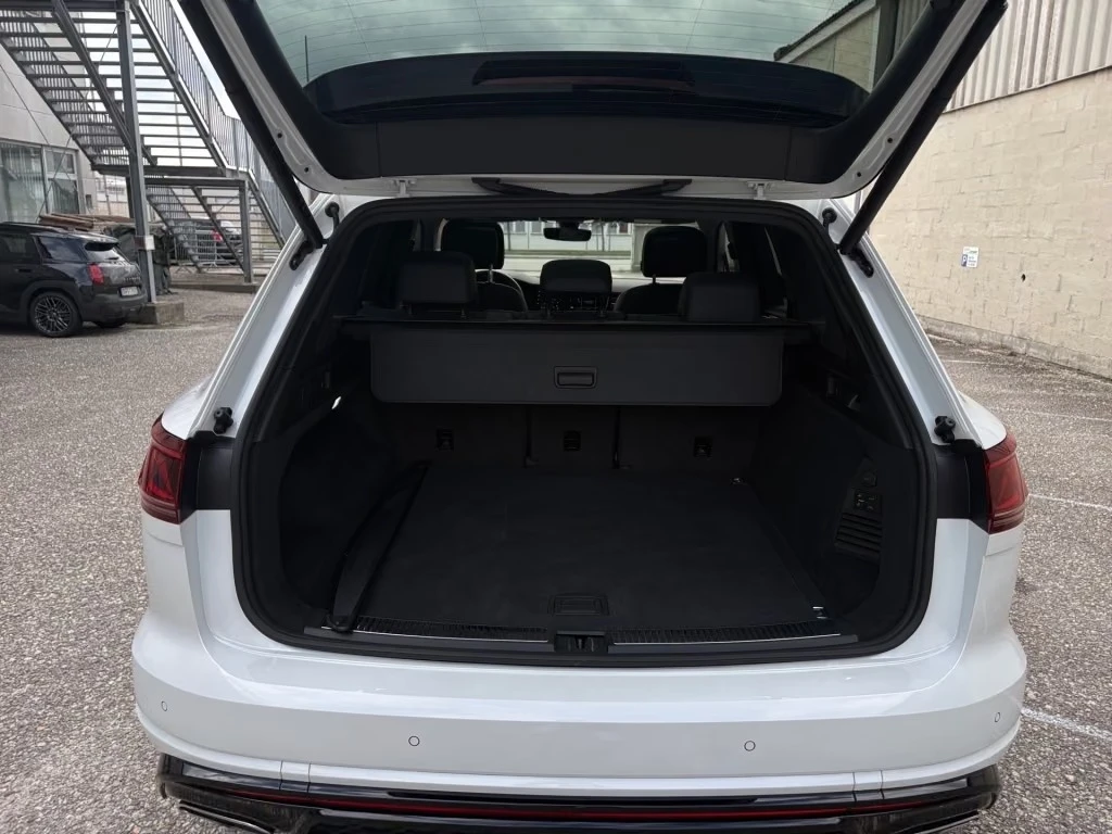 VW Touareg 3.0 TDI R-Line 4M, снимка 12 - Автомобили и джипове - 9805172