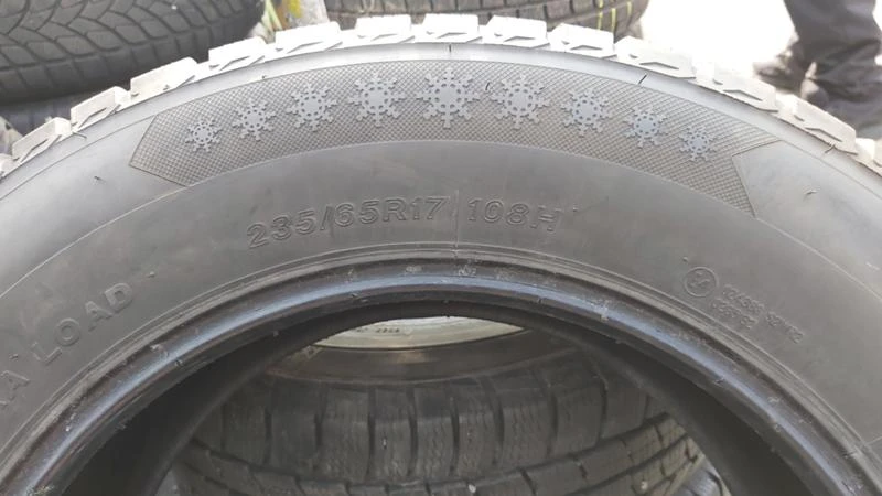 Гуми Зимни 235/65R17, снимка 10 - Гуми и джанти - 27417927