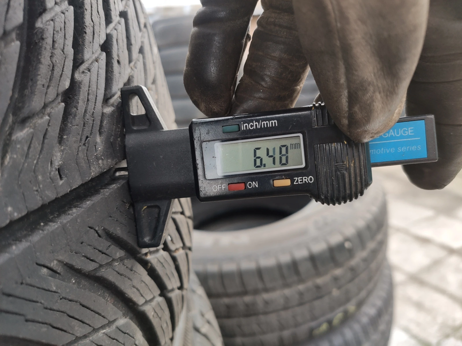 Гуми Зимни 235/55R17, снимка 6 - Гуми и джанти - 53961644