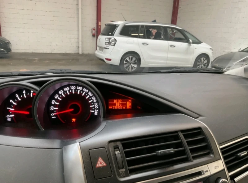 Toyota Verso 2.0д 125к.с , снимка 4 - Автомобили и джипове - 48484741