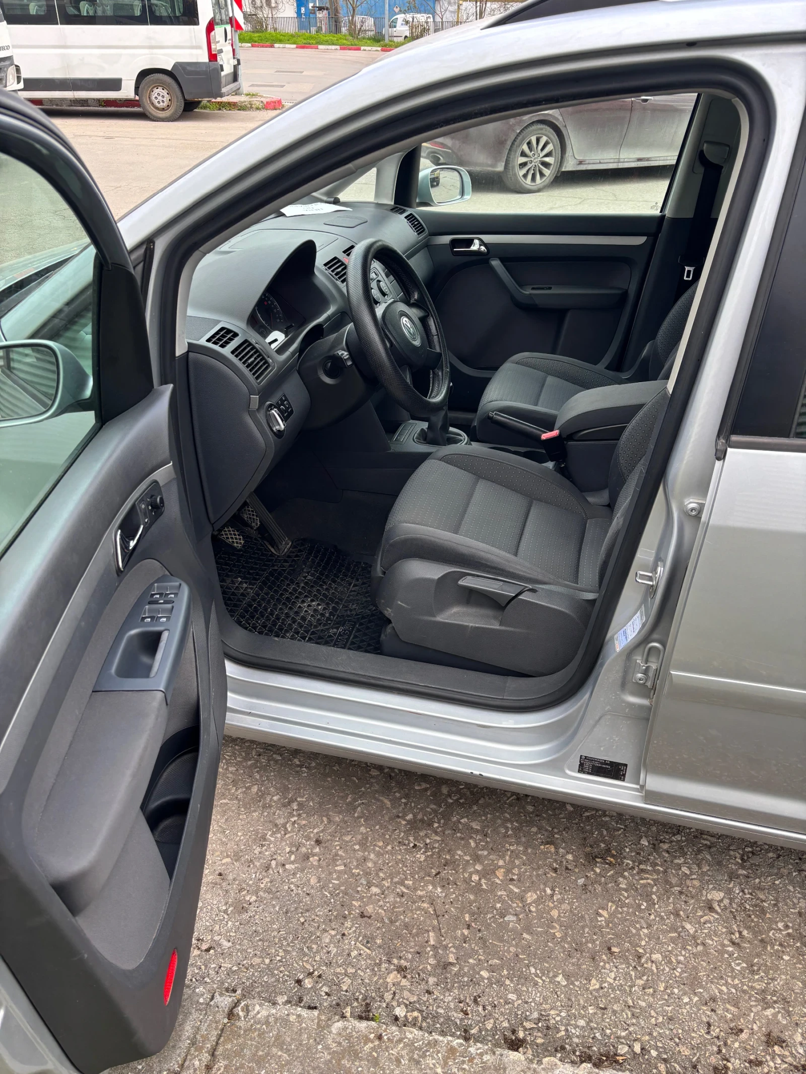 VW Touran, снимка 6 - Автомобили и джипове - 54118567