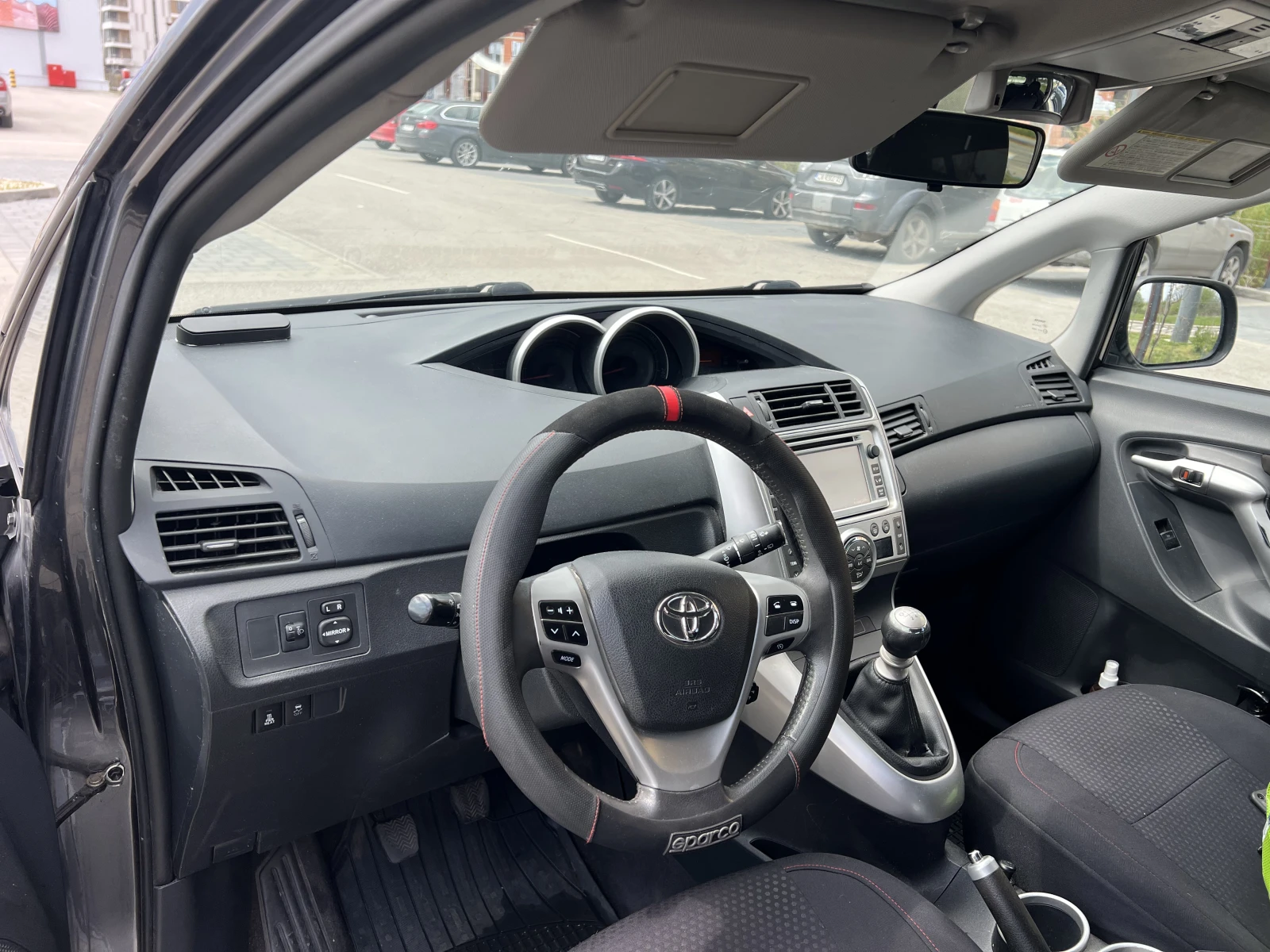 Toyota Verso 2.0 D-4D 126 Видео, снимка 13 - Автомобили и джипове - 54260471