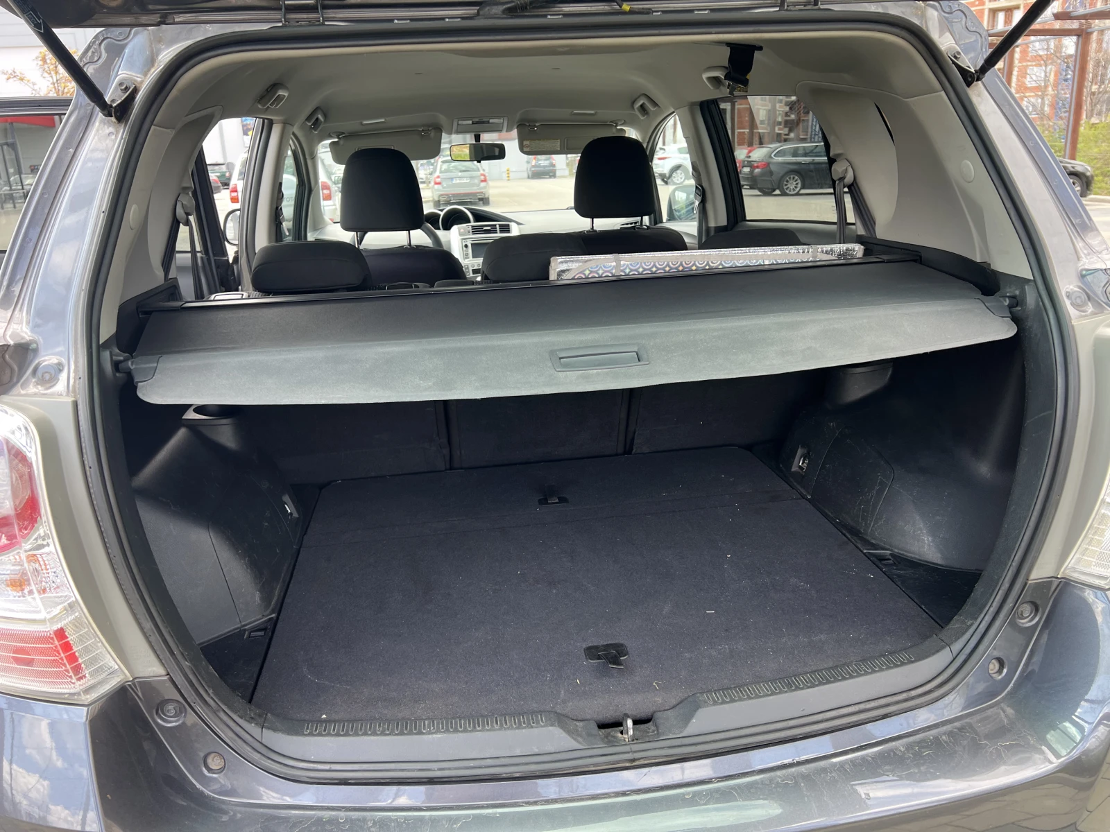 Toyota Verso 2.0 D-4D 126 Видео, снимка 11 - Автомобили и джипове - 54260471