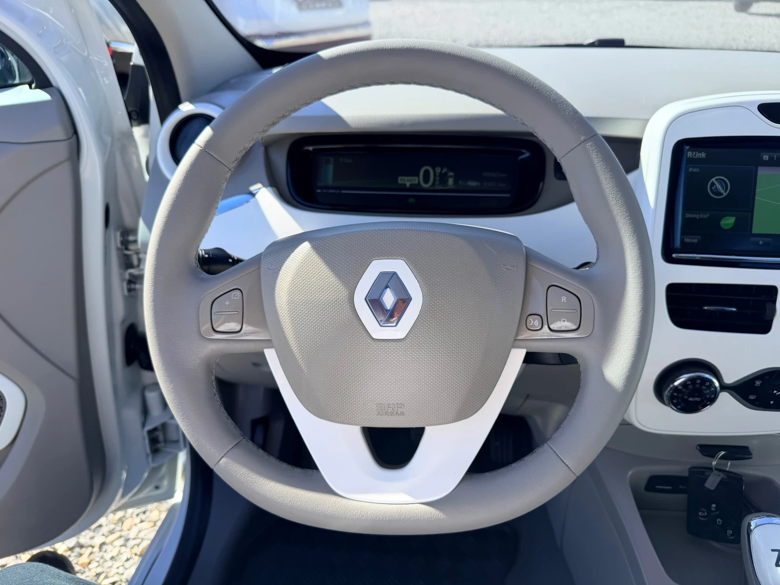 Renault Zoe, снимка 14 - Автомобили и джипове - 56465917