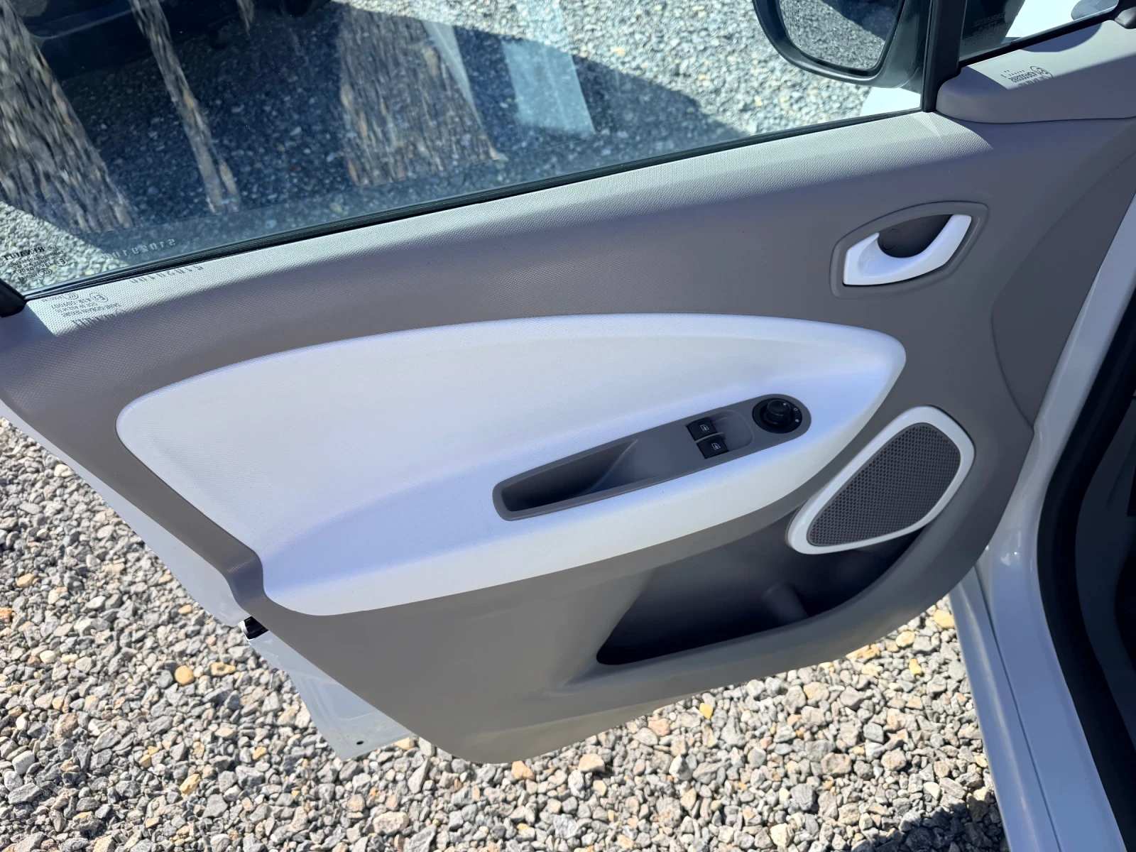 Renault Zoe, снимка 10 - Автомобили и джипове - 56465917