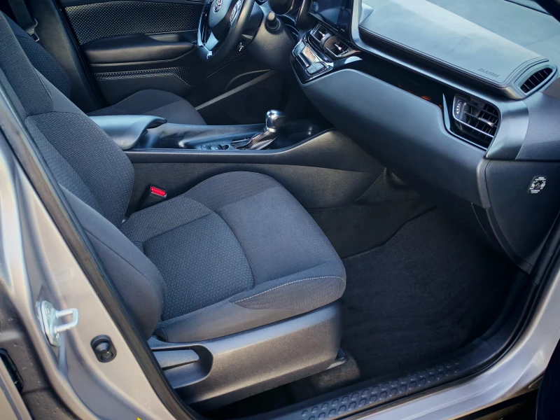Toyota C-HR 1.8 HYBRID, снимка 10 - Автомобили и джипове - 52859225