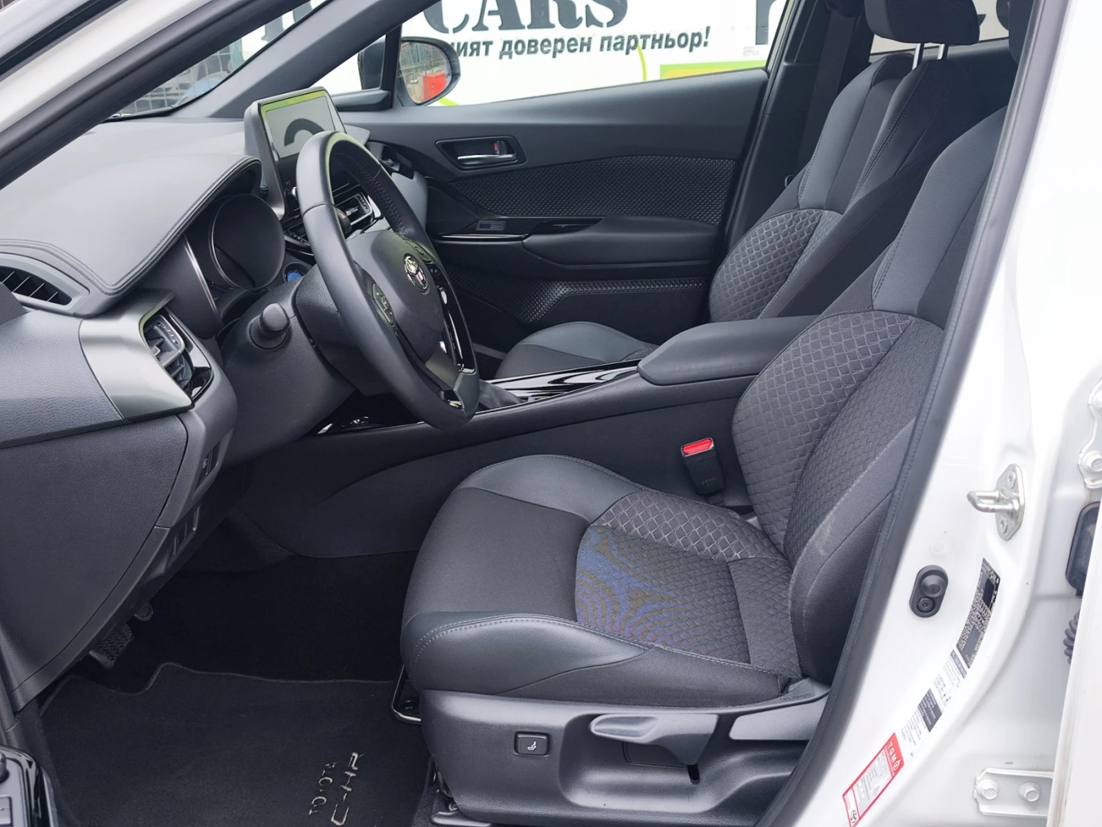 Toyota C-HR 2.0 Hybrid, Facelift Club Bi-tone Гаранция - изображение 8