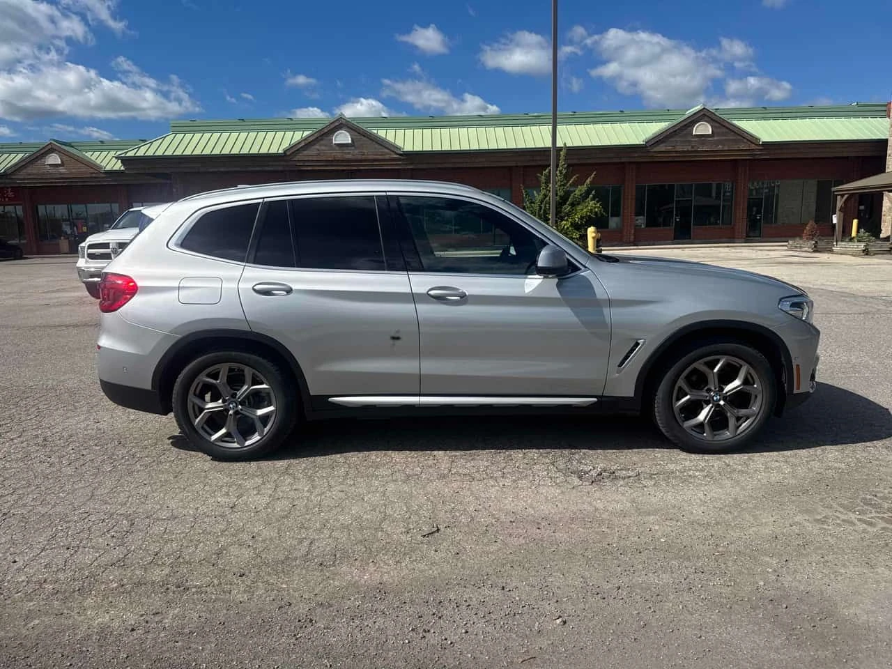 BMW X3 * xDrive30e * CARFAX * ПАНО * KEYLESS * ОБДУХВАНЕ - изображение 3