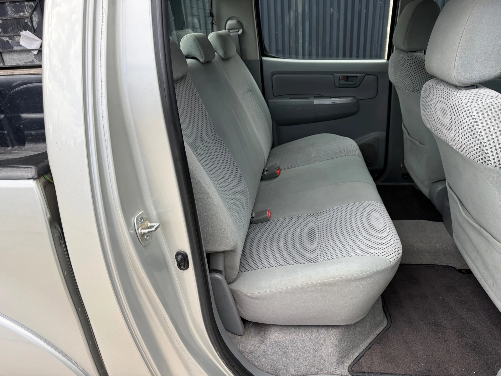 Toyota Hilux 2.5 D4D, снимка 9 - Автомобили и джипове - 56181598