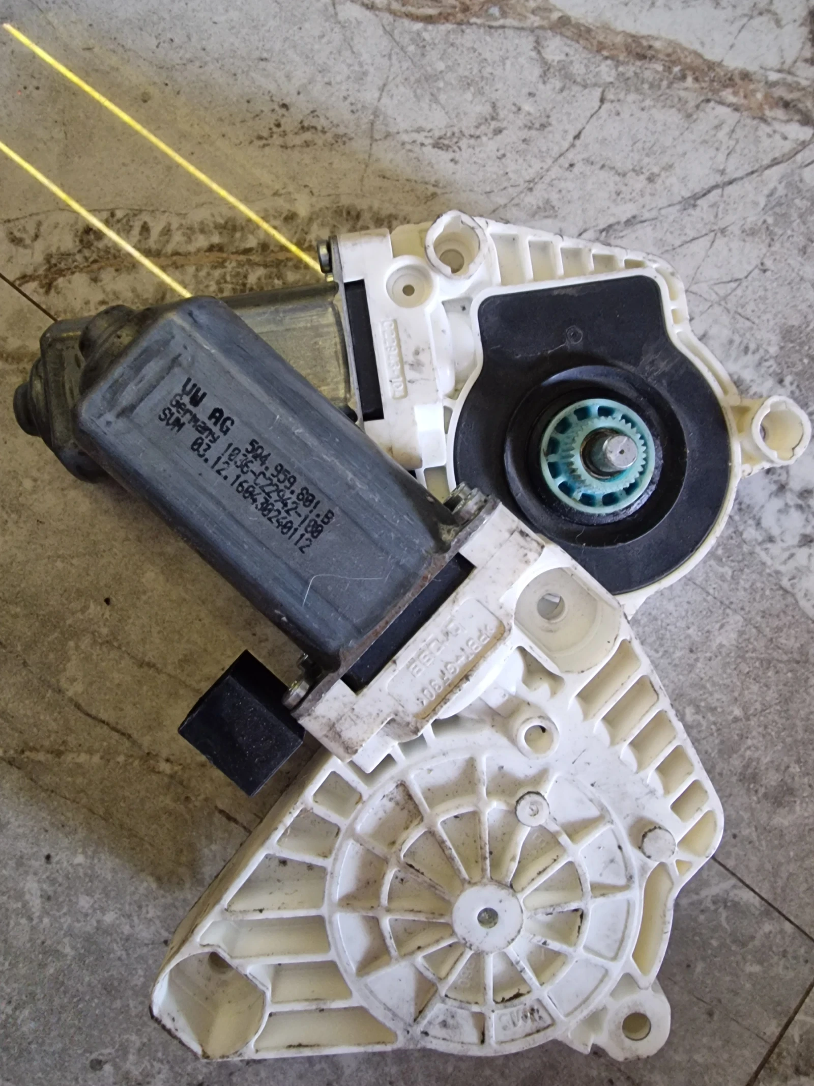 504.959.801.B 1036-C22942-100      VW  | Mobile.bg   1