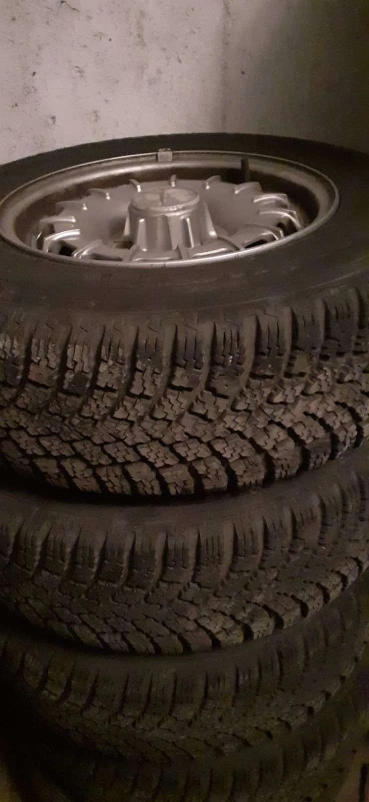 Гуми с джанти Други 205/70R14, снимка 2 - Гуми и джанти - 47569789