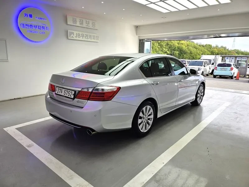 Honda Accord 2.4 9Th Generation, снимка 13 - Автомобили и джипове - 56020646