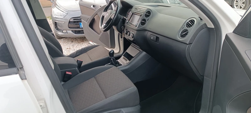 VW Tiguan 2.0TDI, снимка 10 - Автомобили и джипове - 48299685