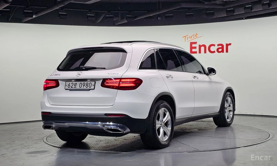 Mercedes-Benz GLC 220 ПАМЕТ* КОЖА* КАМЕРА* 4 ПОДГРЕВА, снимка 2 - Автомобили и джипове - 53989435