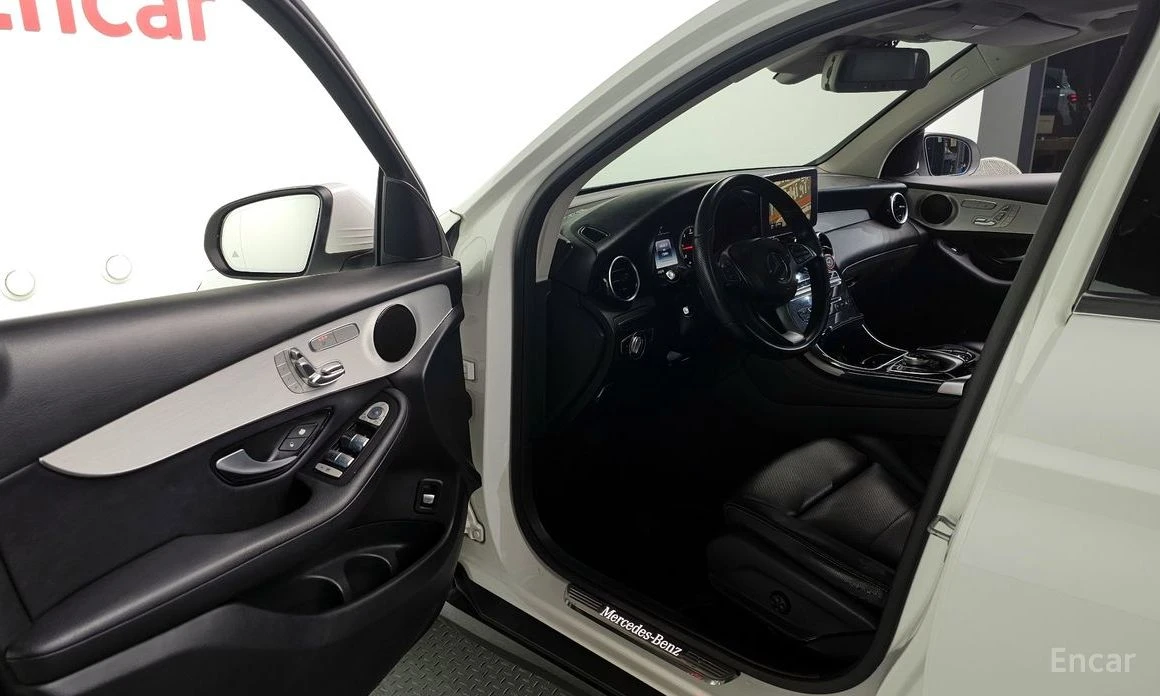 Mercedes-Benz GLC 220 ПАМЕТ* КОЖА* КАМЕРА* 4 ПОДГРЕВА, снимка 10 - Автомобили и джипове - 53989435