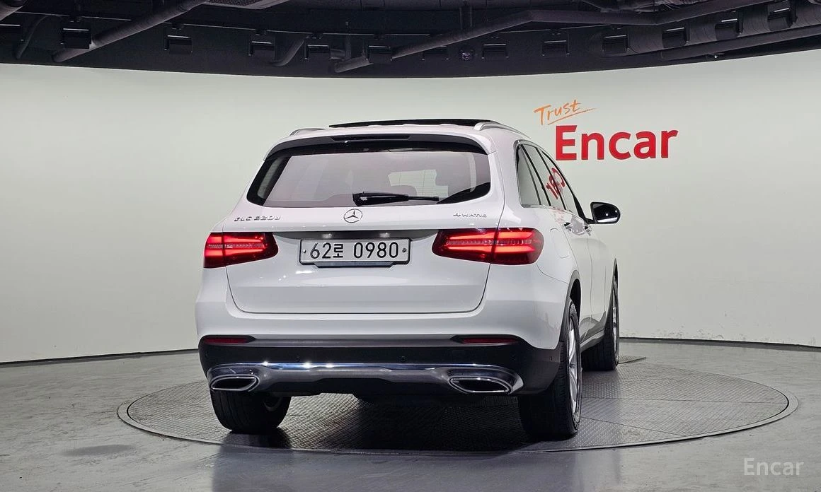 Mercedes-Benz GLC 220 ПАМЕТ* КОЖА* КАМЕРА* 4 ПОДГРЕВА, снимка 4 - Автомобили и джипове - 53989435