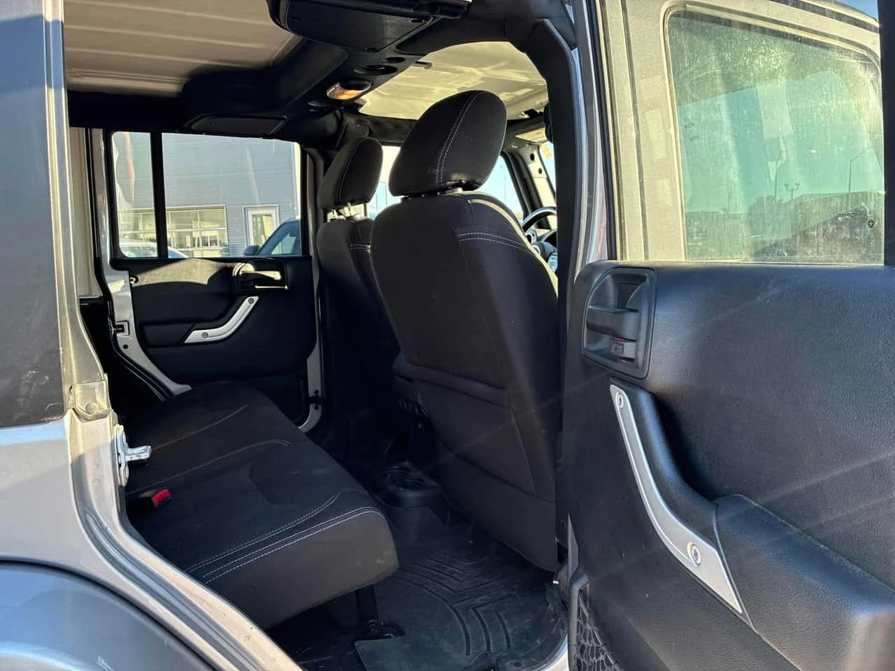 Jeep Wrangler * Sahara * АВТОКРЕДИТ БЕЗ ПЪРВОНАЧАЛНА ВНОСКА* , снимка 15 - Автомобили и джипове - 56211618