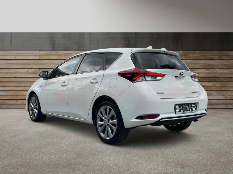 Toyota Auris 1.8Hybrid Lounge Подгрев LED Самопаркиране Keyless, снимка 4 - Автомобили и джипове - 50277419