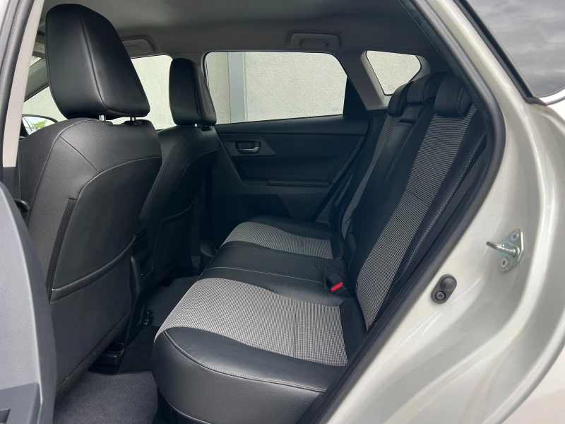 Toyota Auris 1.8Hybrid Lounge Подгрев LED Самопаркиране Keyless, снимка 14 - Автомобили и джипове - 50277419