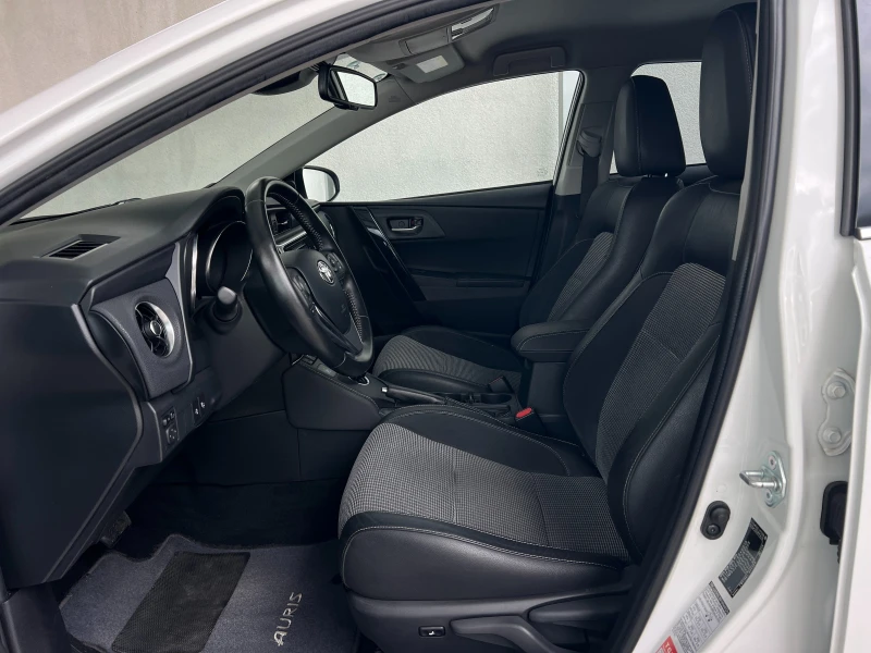 Toyota Auris 1.8Hybrid Lounge Подгрев LED Самопаркиране Keyless, снимка 13 - Автомобили и джипове - 50277419