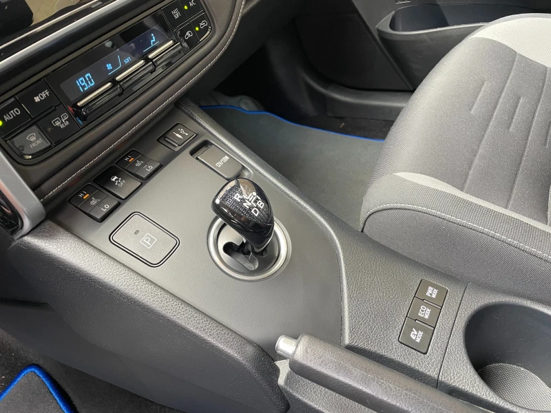 Toyota Auris 1.8 Hybrid e-CVT Facelift- в ГАРАНЦИЯ, снимка 12 - Автомобили и джипове - 50621030
