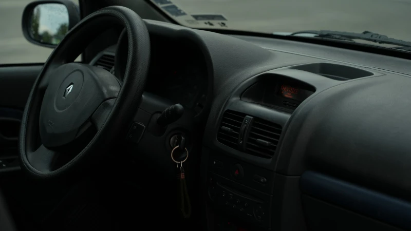 Renault Clio Comfort 16V, снимка 8 - Автомобили и джипове - 51199976