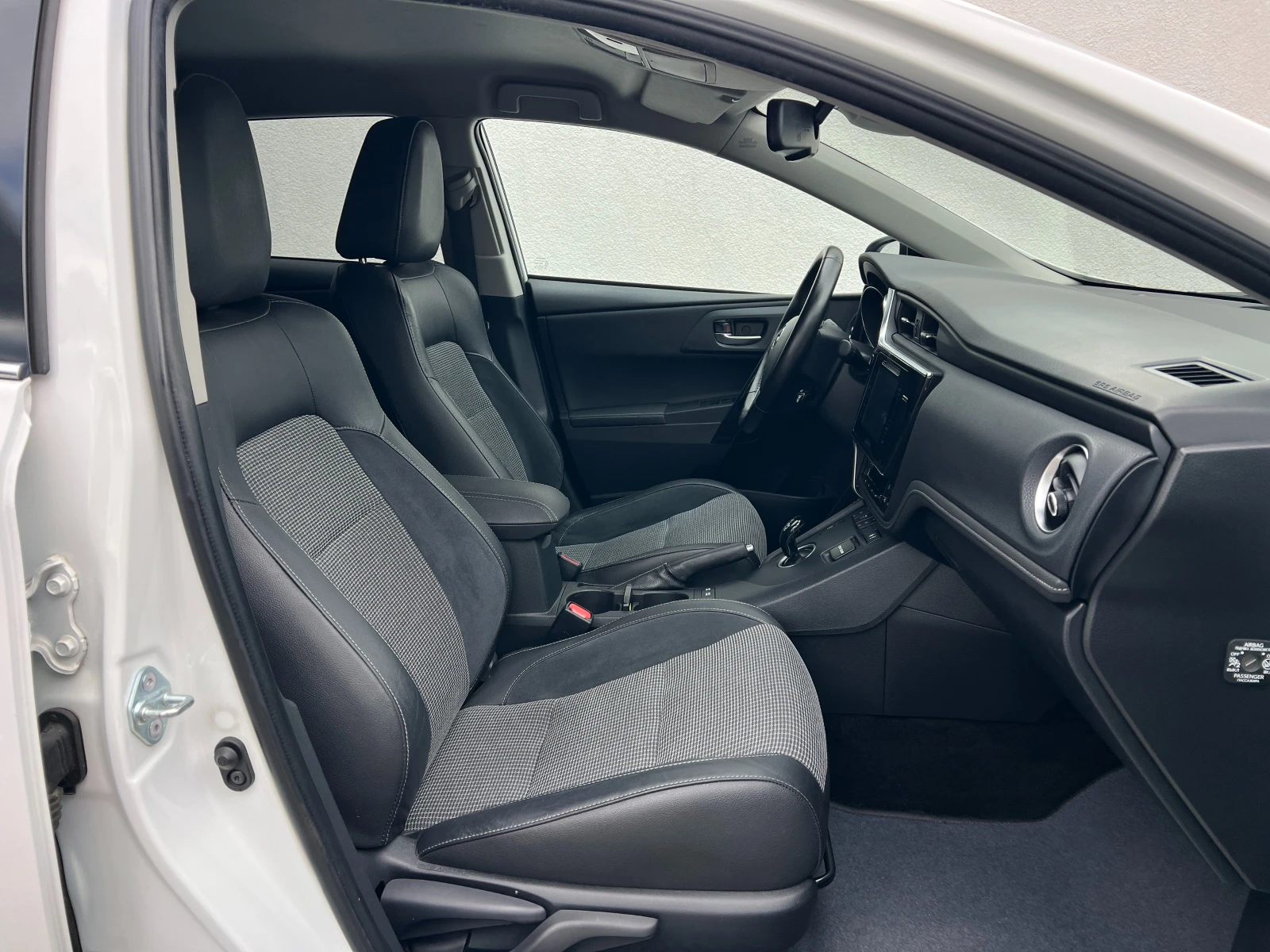 Toyota Auris 1.8Hybrid Lounge  LED  Keyless | Mobile.bg   16