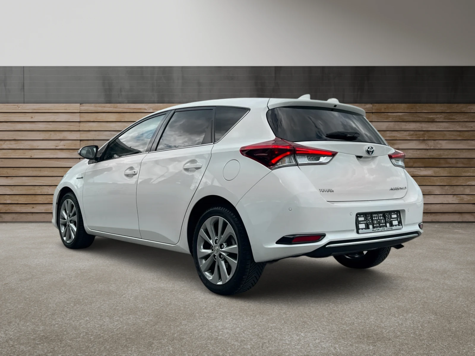 Toyota Auris 1.8Hybrid Lounge Подгрев LED Самопаркиране Keyless - изображение 4