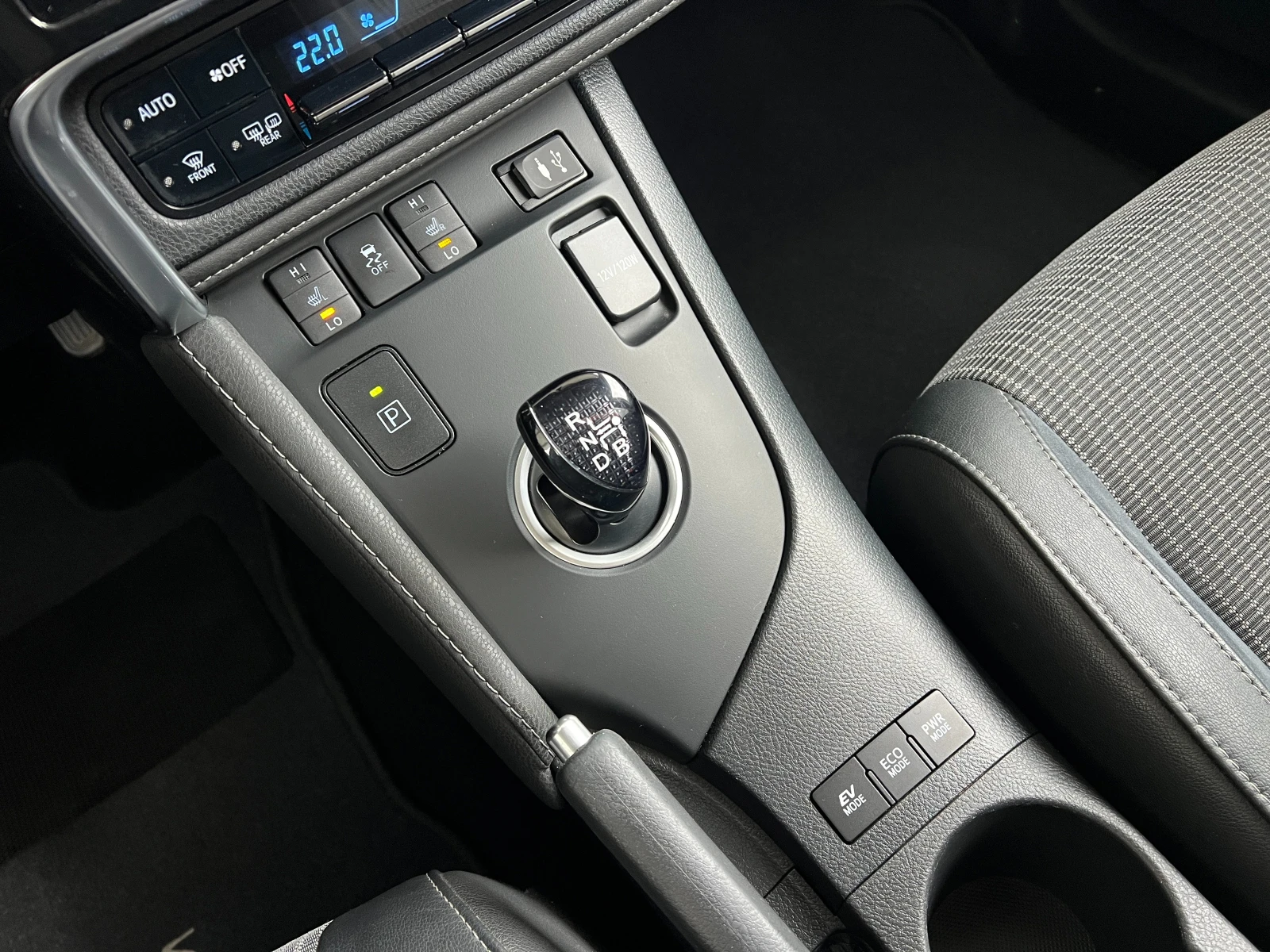 Toyota Auris 1.8Hybrid Lounge Подгрев LED Самопаркиране Keyless - изображение 10