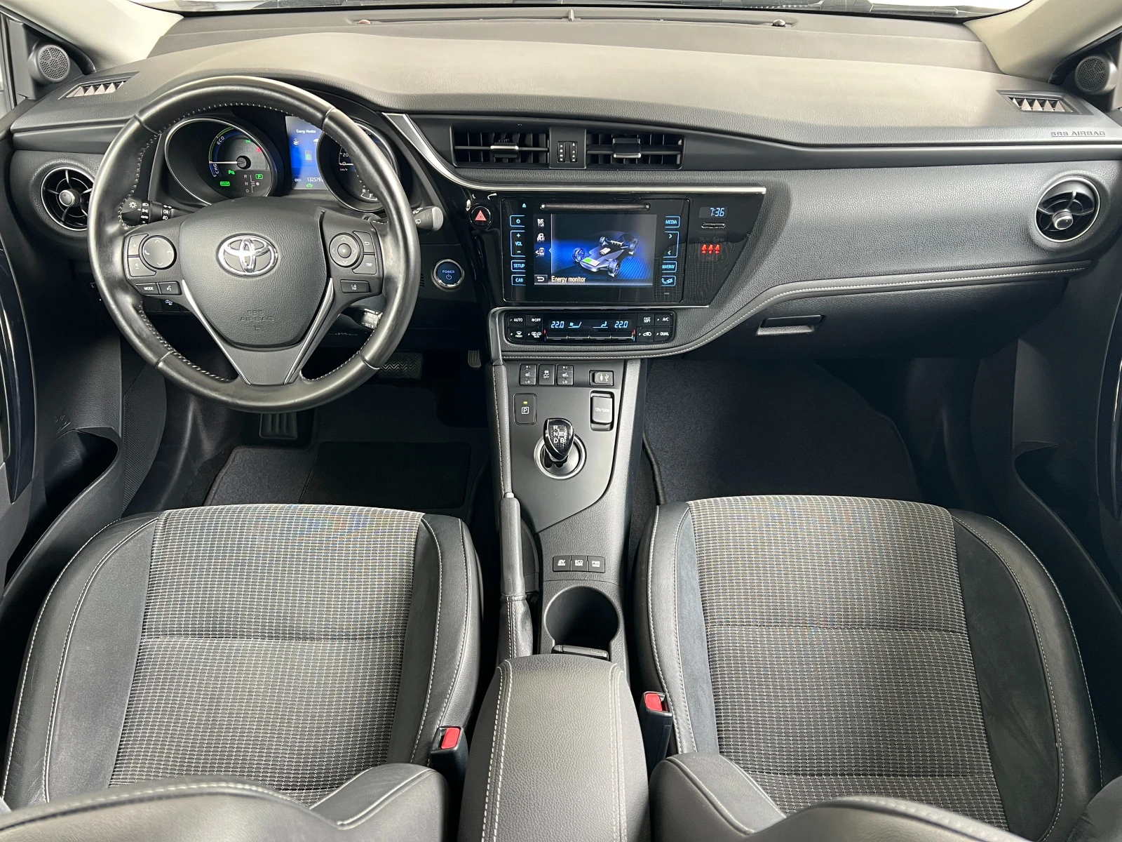 Toyota Auris 1.8Hybrid Lounge Подгрев LED Самопаркиране Keyless - изображение 7