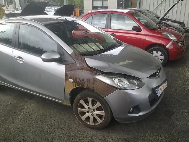 Mazda 2 1.3i, снимка 2 - Автомобили и джипове - 48320332