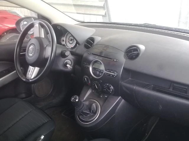 Mazda 2 1.3i, снимка 3 - Автомобили и джипове - 48320332