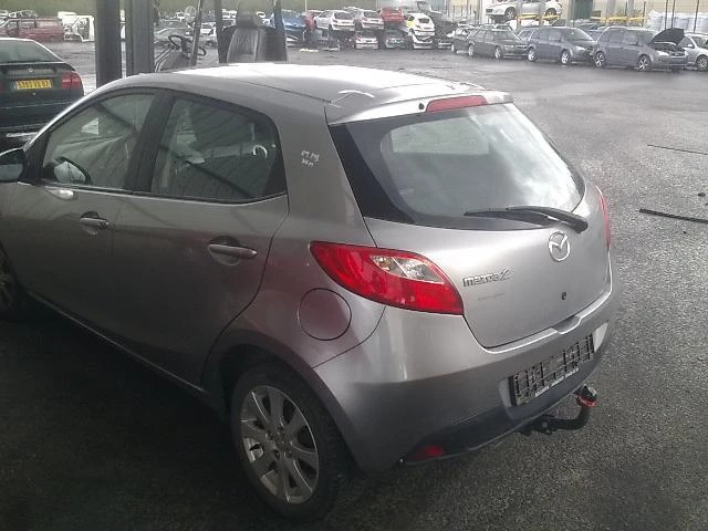 Mazda 2 1.3i, снимка 5 - Автомобили и джипове - 48320332