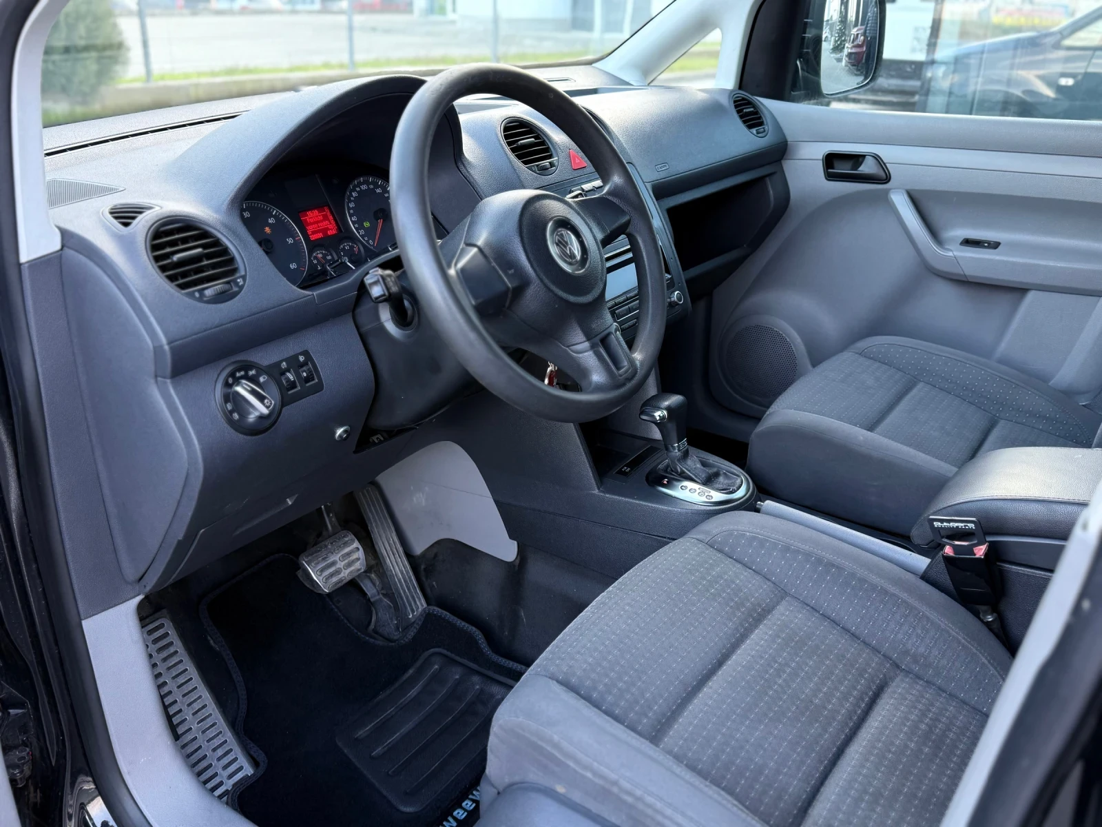 VW Caddy 1.9TDI* 105КС* АВТОМАТ* КЛИМА* АВТОПИЛОТ - изображение 7