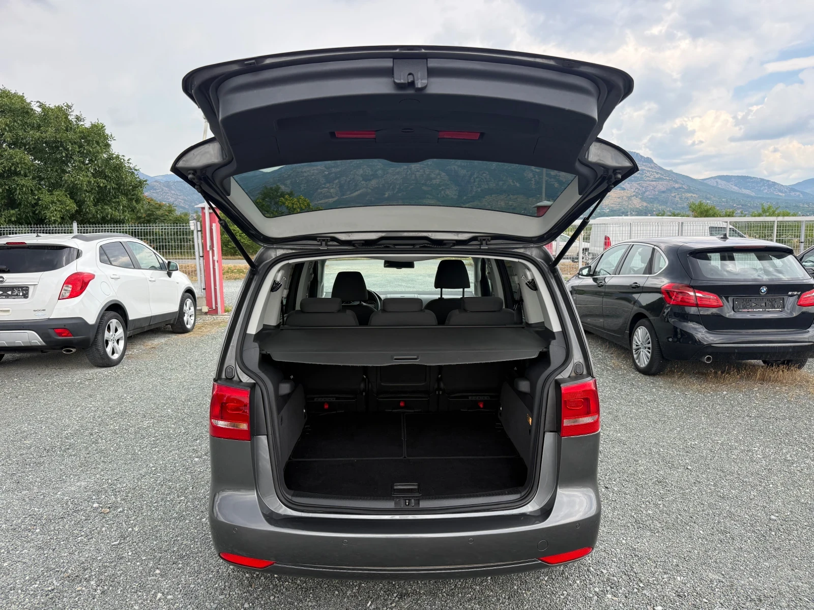 VW Touran (KATO НОВА)^(7-МЕСТА), снимка 13 - Автомобили и джипове - 55205963