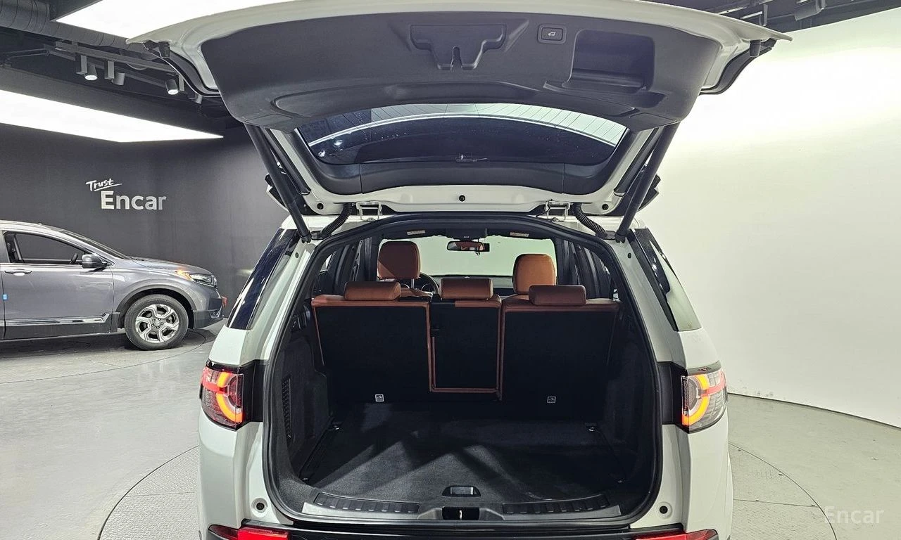 Land Rover Discovery Sport * 2.0d* КОЖА* ПОДГРЕВ* ПАНОРАМА* КАМЕРА* NAVI* LED, снимка 17 - Автомобили и джипове - 54596080