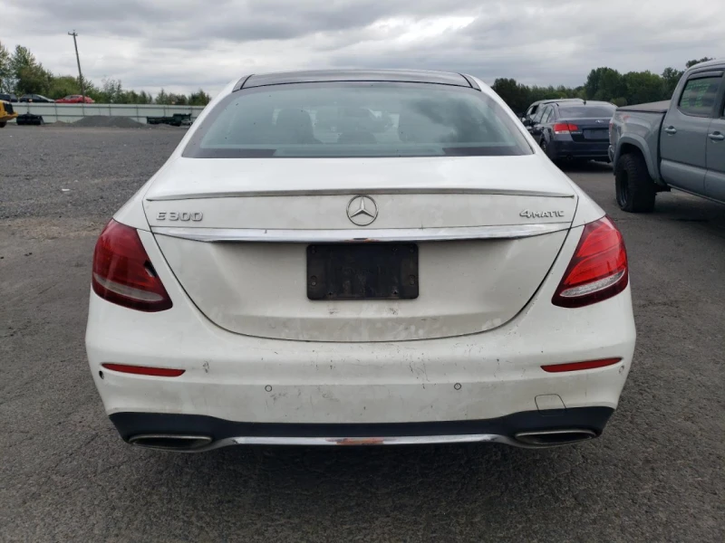 Mercedes-Benz E 300 4MATIC* AMG* BURMESTER* KEYGO* FULL LED* PANO, снимка 5 - Автомобили и джипове - 48319885