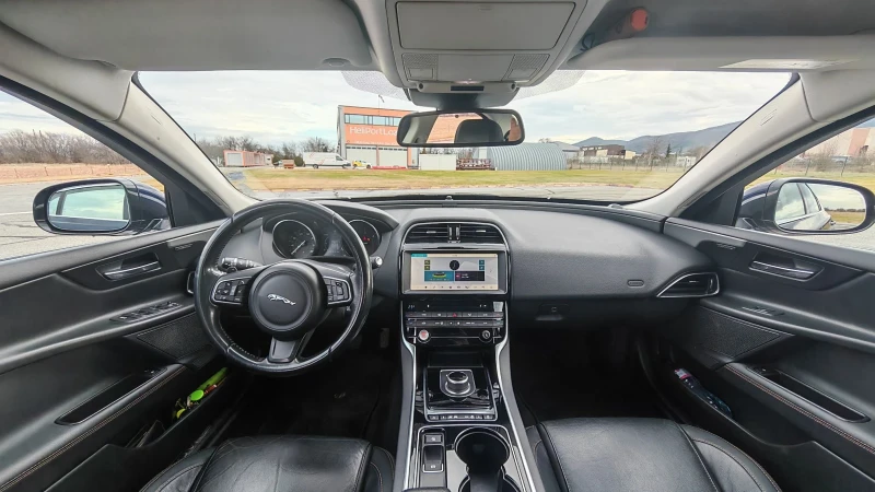 Jaguar XE D180, снимка 9 - Автомобили и джипове - 53006553