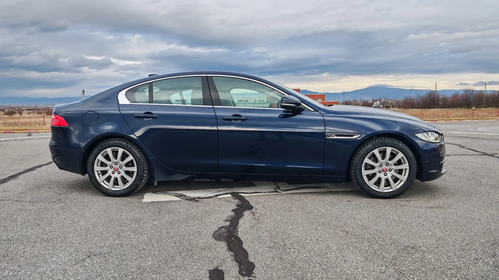 Jaguar XE D180 - изображение 4