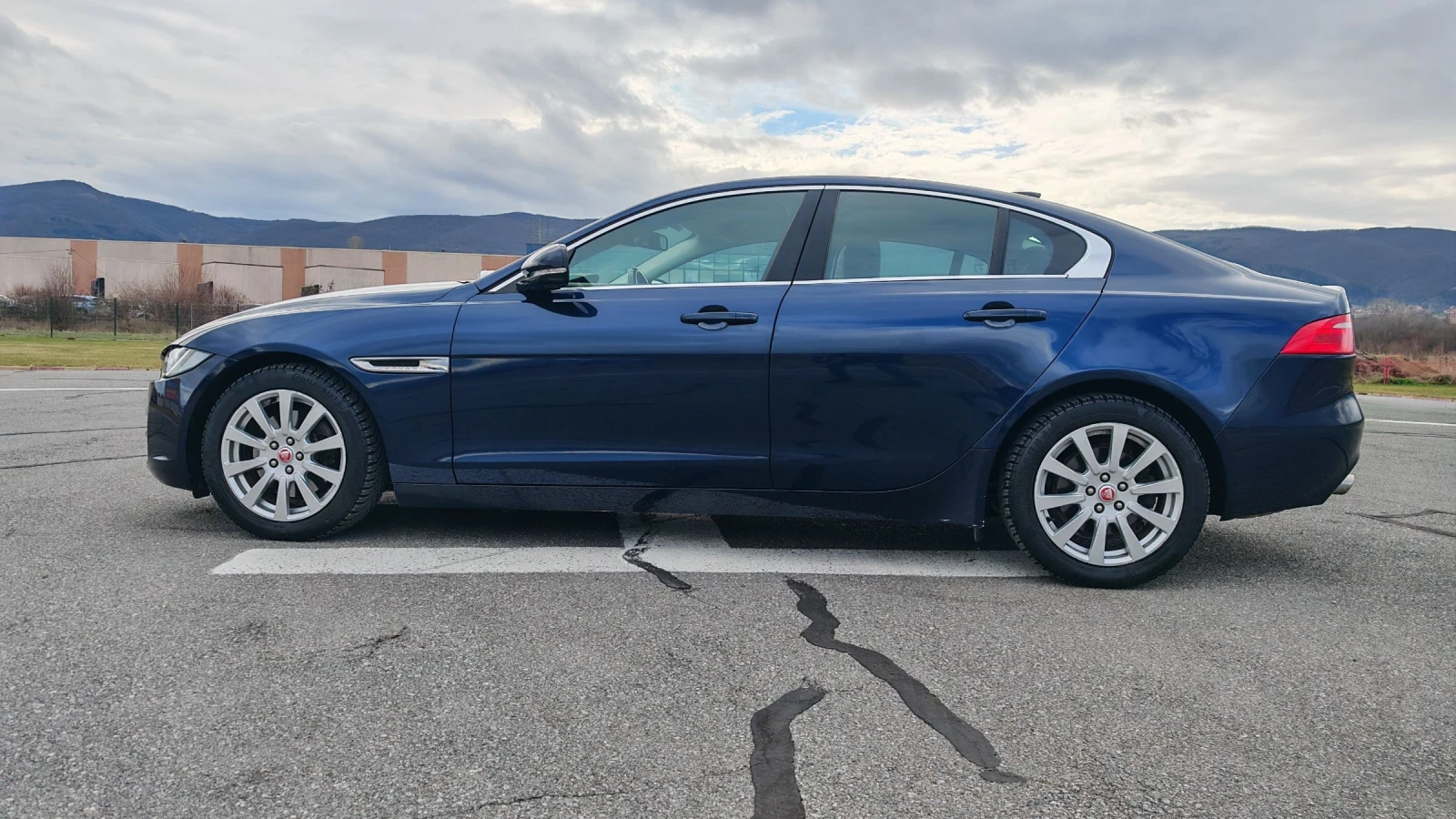 Jaguar XE D180 - изображение 5