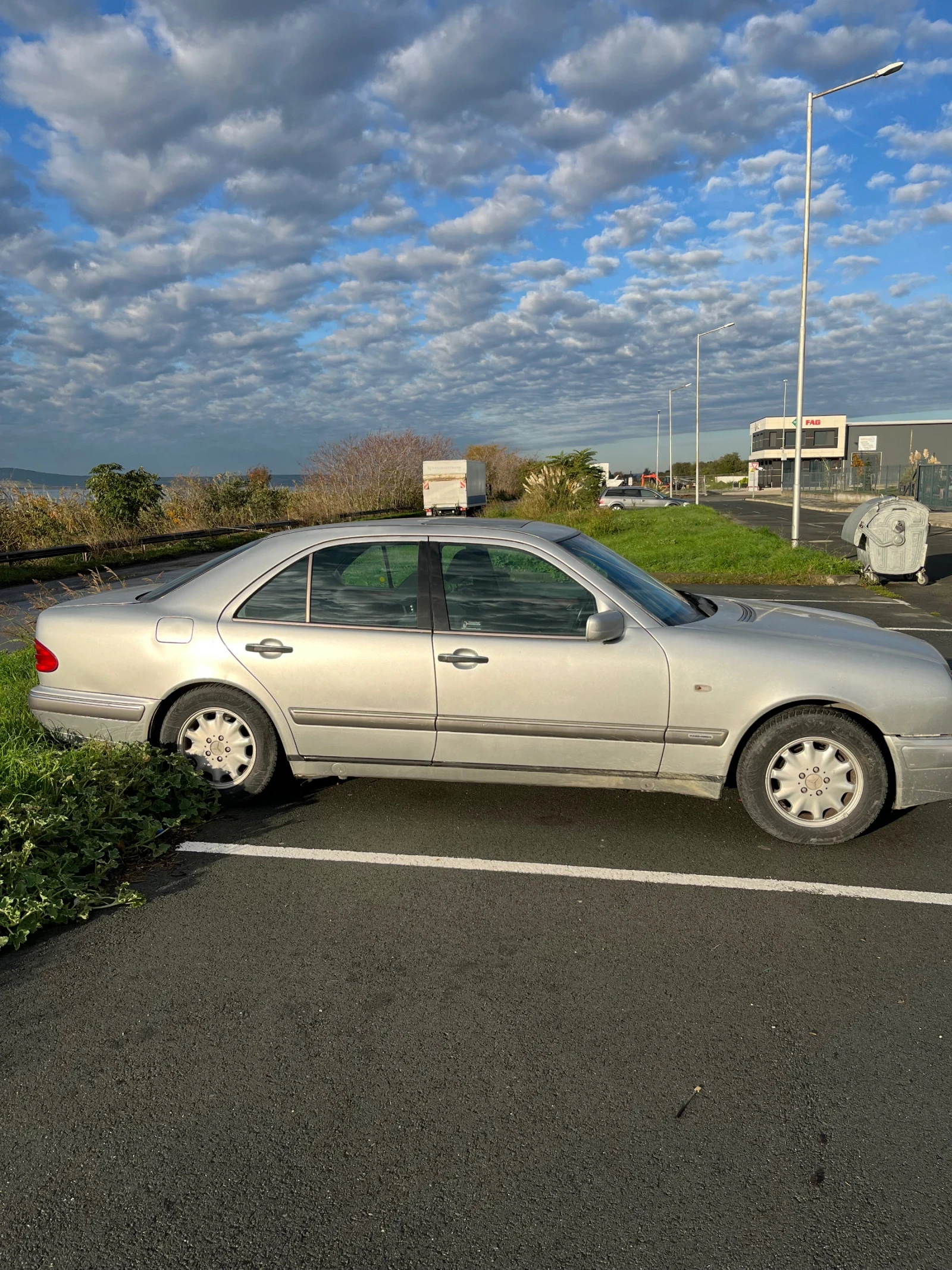 Mercedes-Benz E 200, снимка 4 - Автомобили и джипове - 54276608