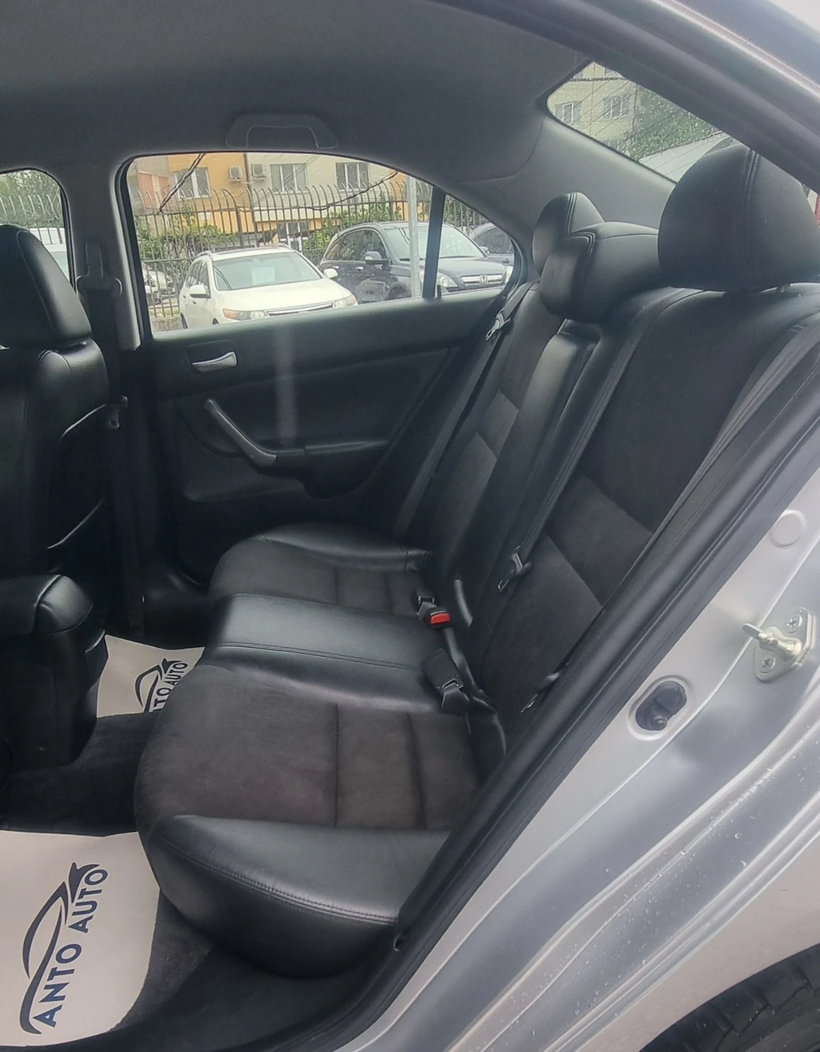 Honda Accord 2.0 i-VTEC Фейслифт!Подържана само в Хонда!, снимка 11 - Автомобили и джипове - 54574739