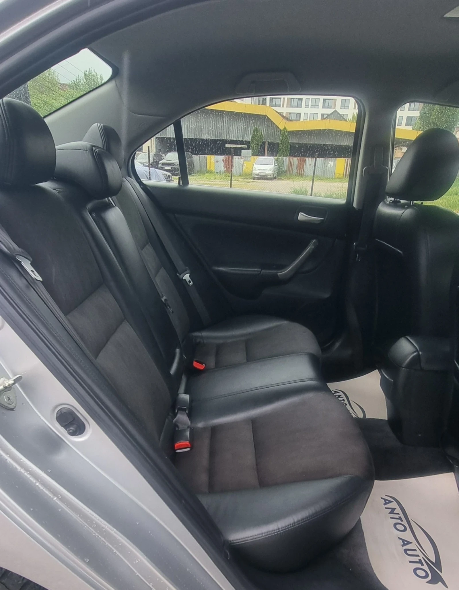 Honda Accord 2.0 i-VTEC Фейслифт!Подържана само в Хонда!, снимка 12 - Автомобили и джипове - 54574739