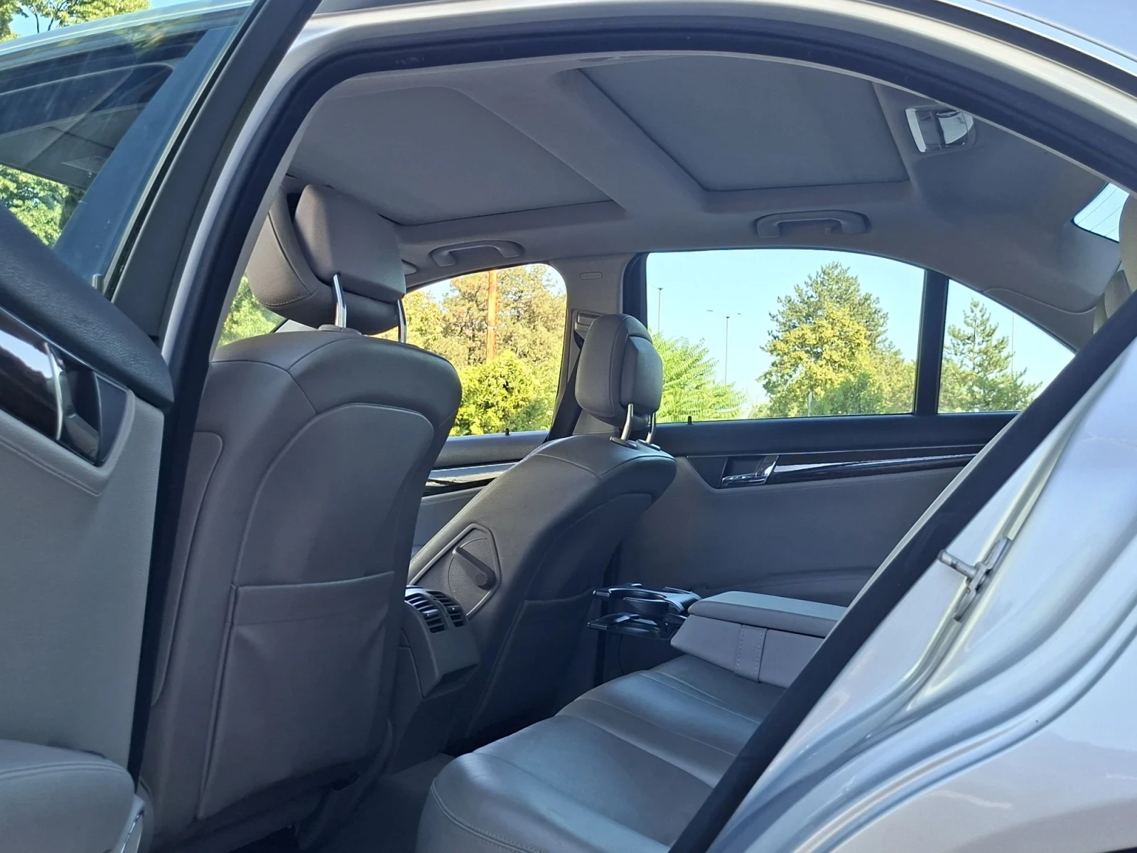 Mercedes-Benz C 320, снимка 9 - Автомобили и джипове - 55851675