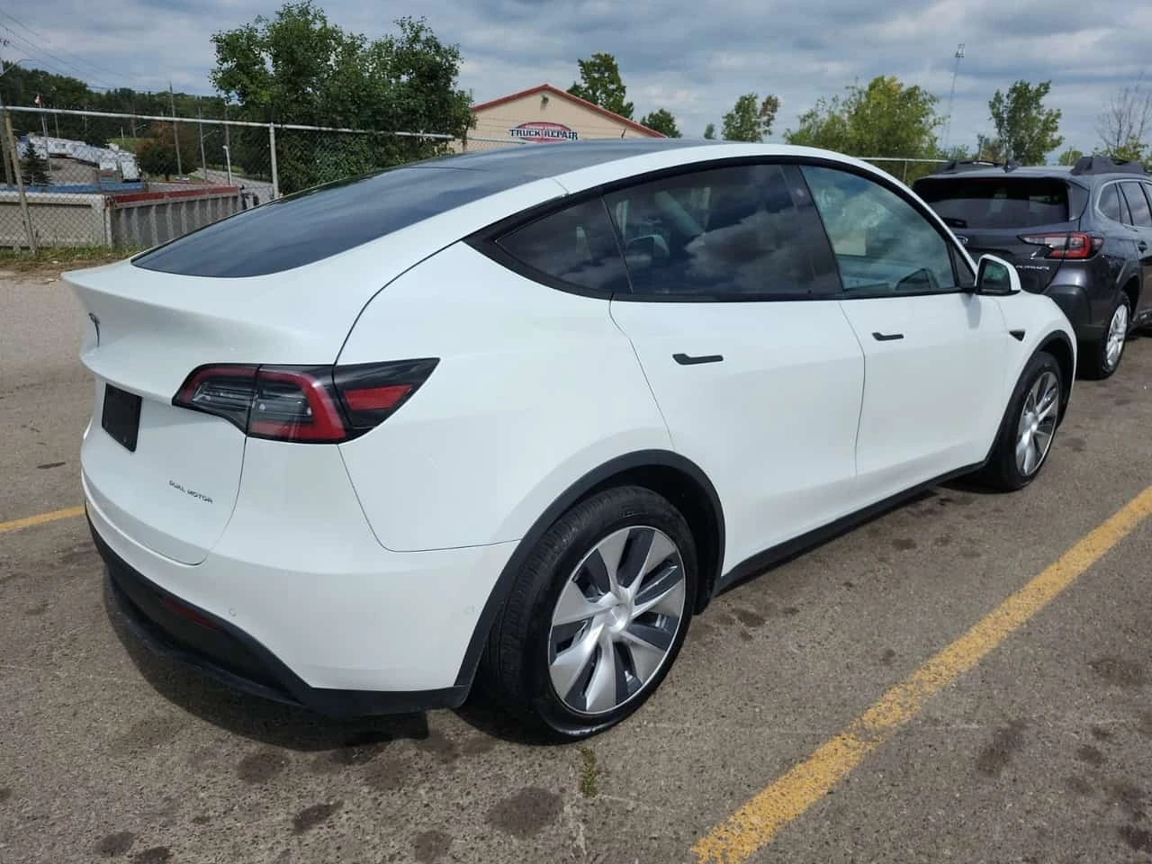 Tesla Model Y / AWD LONG RANGE / ОТ ПРЕДСТАВИТЕЛСТВО НА ТЕСЛА, снимка 2 - Автомобили и джипове - 56179097