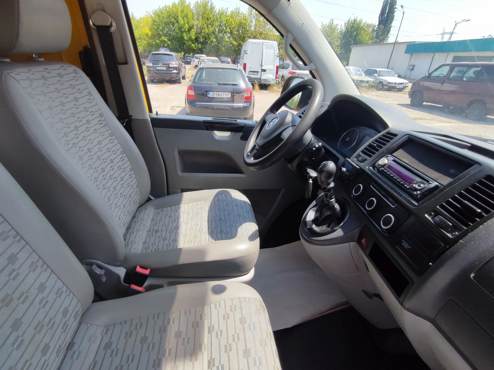 VW Transporter 2.0TDI-102kc-КЛИМАТИК-ПАРКТРОНИК-ТЕГЛИЧ-ЕВРО5 - изображение 10